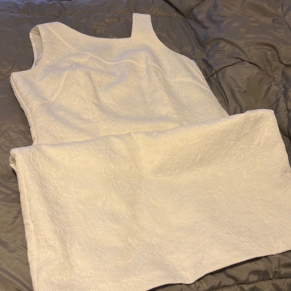 Sleeveless straight dress